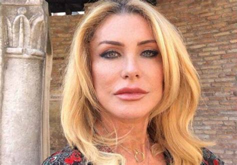 Paola Ferrari, chi è: età, altezza e il dramma che le ha stravolto la .